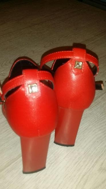 Жеке буюмдар: 1. Богато и стильно. Красно-малиновый цвет насыщенный .на ноге — 4