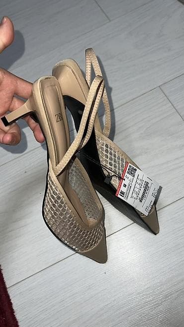 Жеке буюмдар: Бежевые туфли-слингбэки с острым носком и сетчатым верхом - Модель — 5