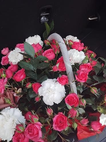 Декор и интерьер: Корзина с цветами: кустовые розы и гвоздики - Состав: ярко-розовые — 1