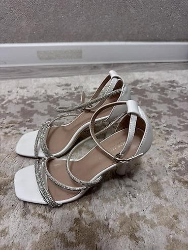 кыргыз кийими: КРАСНЫЕ КАБЛУЧКИ И БЕЛЫЕ ❤️-1500 🤍-2000 Туфли и босоножки на каблуке — 3