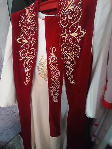 джинсы 34: Национальный женский комплект: длинное платье с вышивкой + бархатный — 1