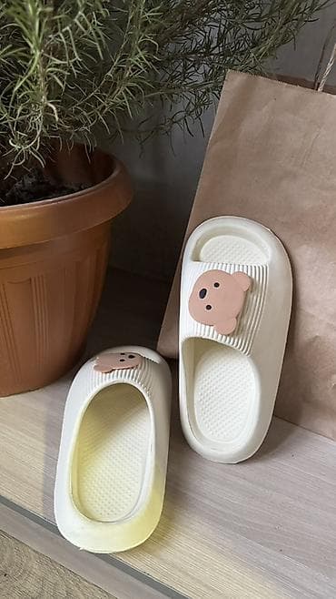 - Цвет: молочно-белый с бежевым декоративным медвежонком на верхней