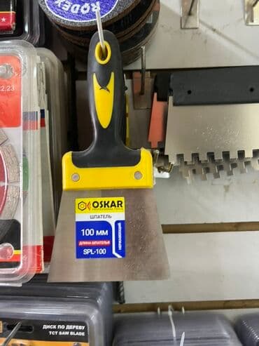 Шпатель Oskar с шириной лезвия 100 мм. Инструмент изготовлен из