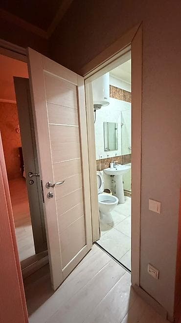 Недвижимость: Уютная комната с частным санузлом. В комнате: - двуспальная кровать с — 2