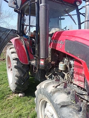 тягач фотон: Колесный трактор с кабиной, красный. Модель по маркировке на капоте — 6