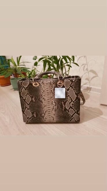 ремень из кожи: Элегантная женская сумка с принтом под змеиную кожу. Сумка оснащена — 4