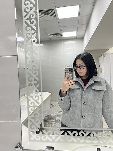 женский портфель: Женская укороченная шерстяная куртка-пиджак серого цвета - Фасон — 1