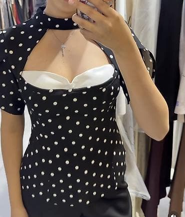 в горох: Элегантная женская блузка в горошек с короткими рукавами. Модель имеет — 2