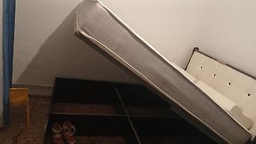 двуспальная деревянная: Двуспальная кровать, Б/у, С матрасом, длина - 2 см — 1