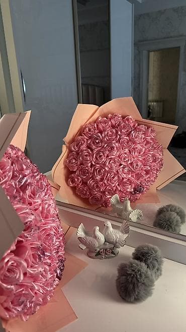 Букет из атласных роз на 8 марта - Пышная круглая шляпная композиция