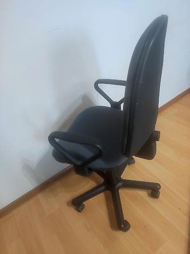 Офисные шкафы: Продаю компьтерное кресло в отличном состоянии, не порван не поломан и — 3