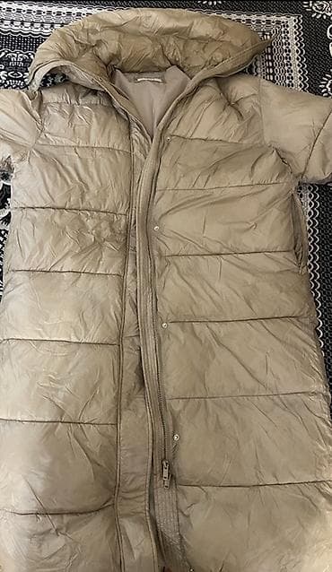 Пуховый жилет с капюшоном, бежевый (тауп/песочный). - Длина —