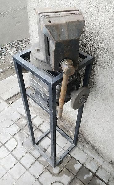 стол для цеха: Тиски слесарные на стойке с поворотным основанием и электродвигателем — 2