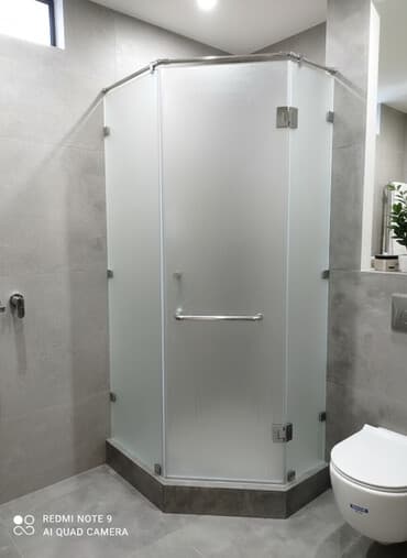 зеркало в душевую: Душевая перегородка из матового закаленного стекла - Угловая — 1