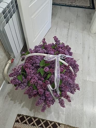 корзина для цветов: Большая композиция из сирени в плетёной корзине. - Объёмная белая — 4