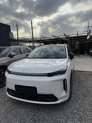 авенсиз крыло: AION (электромобиль, кроссовер, белый) - Кузов: современный городской — 1