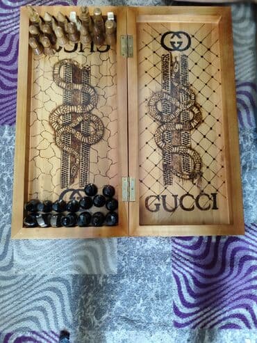 велик на титановых дисках: Деревянные шахматы с уникальным дизайном в виде змей и логотипов — 1