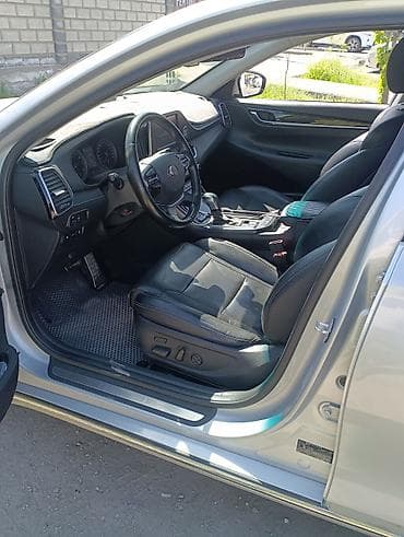 kia stringer: Седан бизнес‑класса серебристого цвета. Кузов и дизайн: - Элегантный — 1