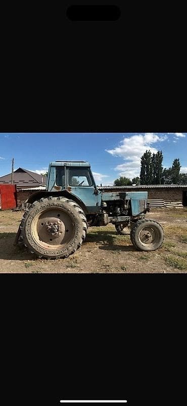 Трактор колёсный, класс тяги ориентировочно 1,4–2,0 (тип МТЗ/ЮМЗ)