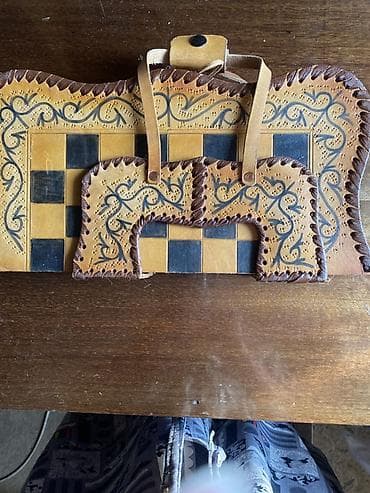 продаю шахматы: Набор шахмат с кожаной складной доской и резными фигурами. - Доска — 3