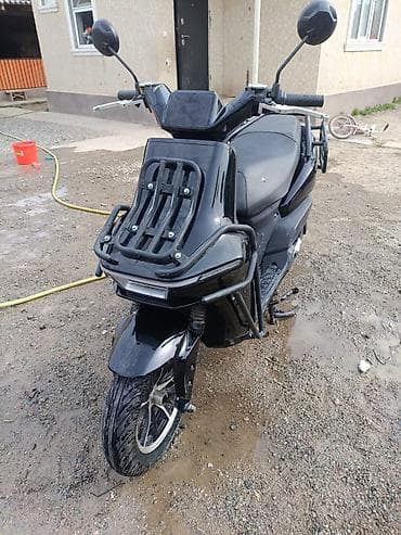 Скутер с усиленным багажным оборудованием и защитой кузова