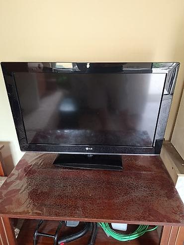 Телевизор LG, диагональ примерно 32" (80 см). - Плоская панель — 1