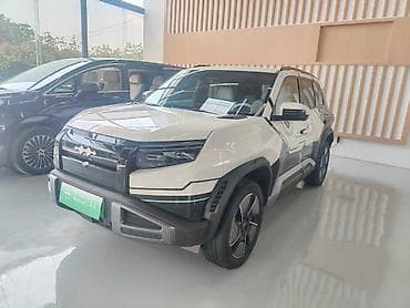 Электрический кроссовер (SUV) с современным брутальным дизайном кузова