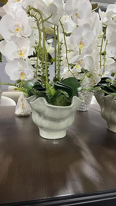 клумбы для цветов: Искусственная композиция с орхидеями в керамической вазе. - Цветы — 2