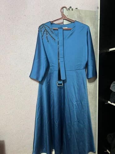 вечерние платья с коротким рукавом: Элегантное женское платье миди из атласной ткани глубокого синего — 1