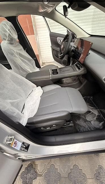 geely e5: Электромобиль кроссовер (серебристый кузов) Основные особенности: - — 6