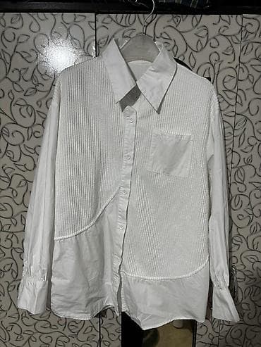 Белая рубашка с оригинальной фактурной вставкой спереди. -