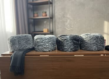 Продаются новые каракулевые шапки с воротником. Качество очень