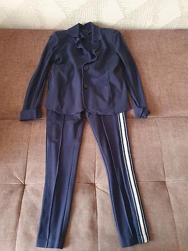 Женский костюм-двойка в темно-синем цвете: жакет и брюки. - Жакет на