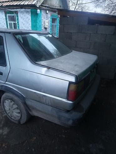 колёса на авто: Автомобиль седан, серебристый цвет, 4 двери. Основные особенности: - — 3