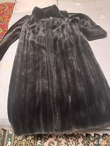 Шуба из тёмного меха с коротким рукавом - Длина: миди (ниже колена) - at lalafo.kg Шуба из тёмного меха с коротким рукавом - Длина: миди (ниже колена) -