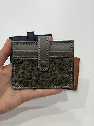 Картхолдеры: Компактный картхолдер с фиксирующим хлястиком на кнопке. Особенности — 3