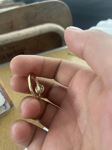 чешская бижутерия класса люкс: Золотистое изящное кольцо с круглой центральной вставкой - Дизайн — 3