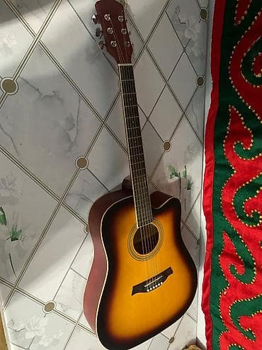 Акустическая гитара типа дредноут с вырезом (cutaway), оттенок