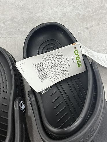 обуви: Crocs Classic, чёрные сабо с джиббитсами - Оригинальная модель: Crocs — 2