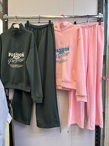 Личные вещи: Женский спортивный костюм- с принтом “Passion and Purpose”. По городу — 2