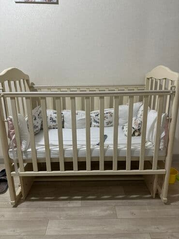 Детская кроватка из массива (цвет айвори/кремовый) с продуманной