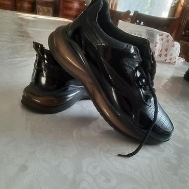 Угги: Кроссовки стильные, черные, с глянцевыми вставками и тиснением под — 1