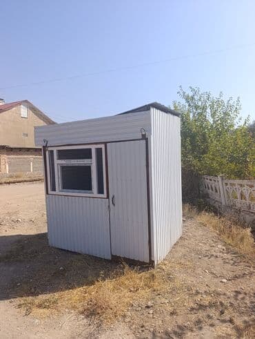 кочмо дом: Металлический киоск компактного размера, выполненный в светлых тонах — 3