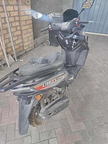 скуторов: Макси-скутер 150 куб. см, Бензин, Б/у — 3