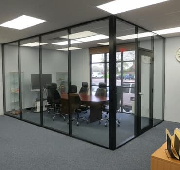 бур стена: Стеклянная перегородка для офисных помещений, создающая изолированное — 1