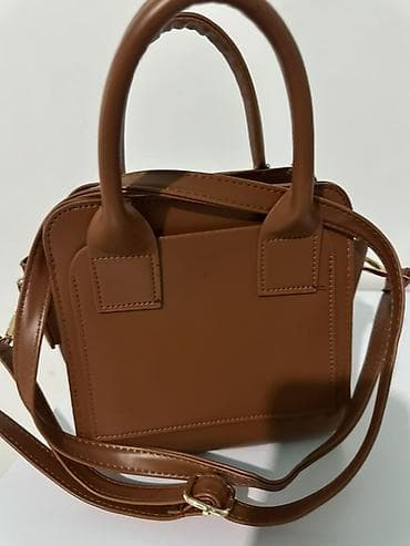 женский рюкзак сумка: Стильная женская сумка-тоут из гладкой эко-кожи теплого коричневого — 1