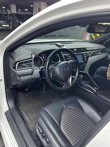 70: Toyota Camry: 2019 г., Бензин — 4