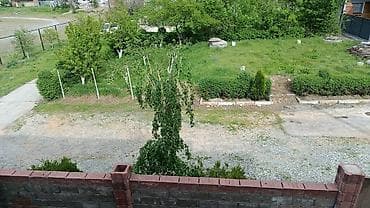 бекер уй: Двухэтажный дом с огороженным участком и коваными воротами угловое — 10