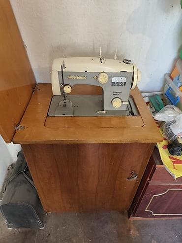 Продам 2 швейные советские машинки. фурнитура в подарок