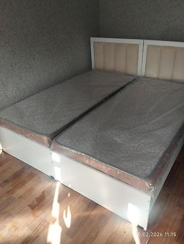 две односпальные кровати: Две односпальные кровати с мягкими изголовьями и матрасами - Формат — 2